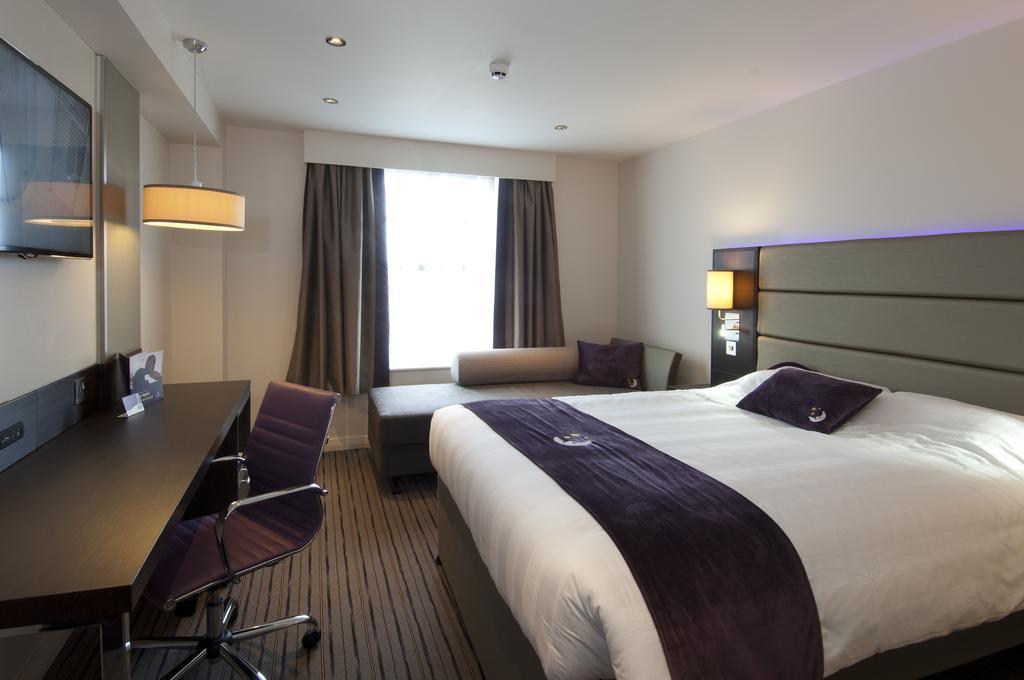 Premier Inn Basingstoke West Exterior photo