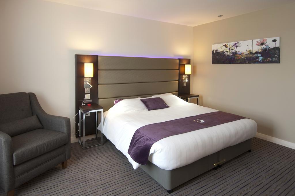 Premier Inn Basingstoke West Exterior photo