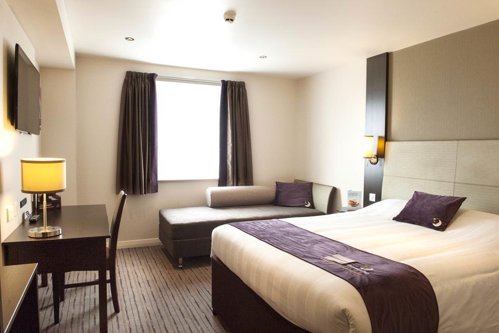 Premier Inn Basingstoke West Exterior photo