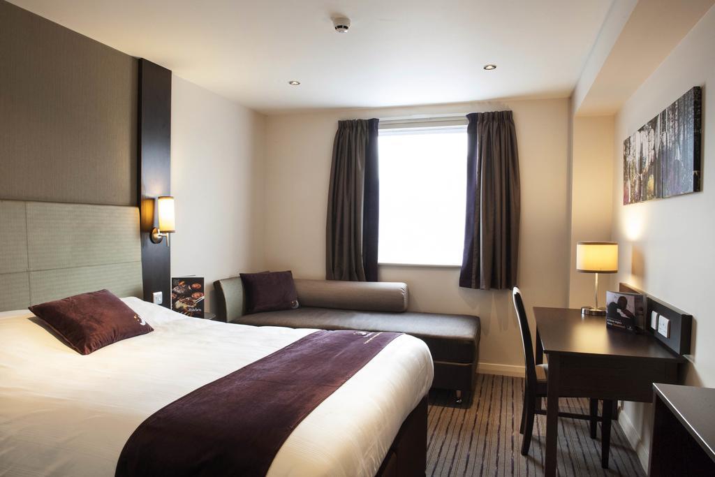Premier Inn Basingstoke West Exterior photo