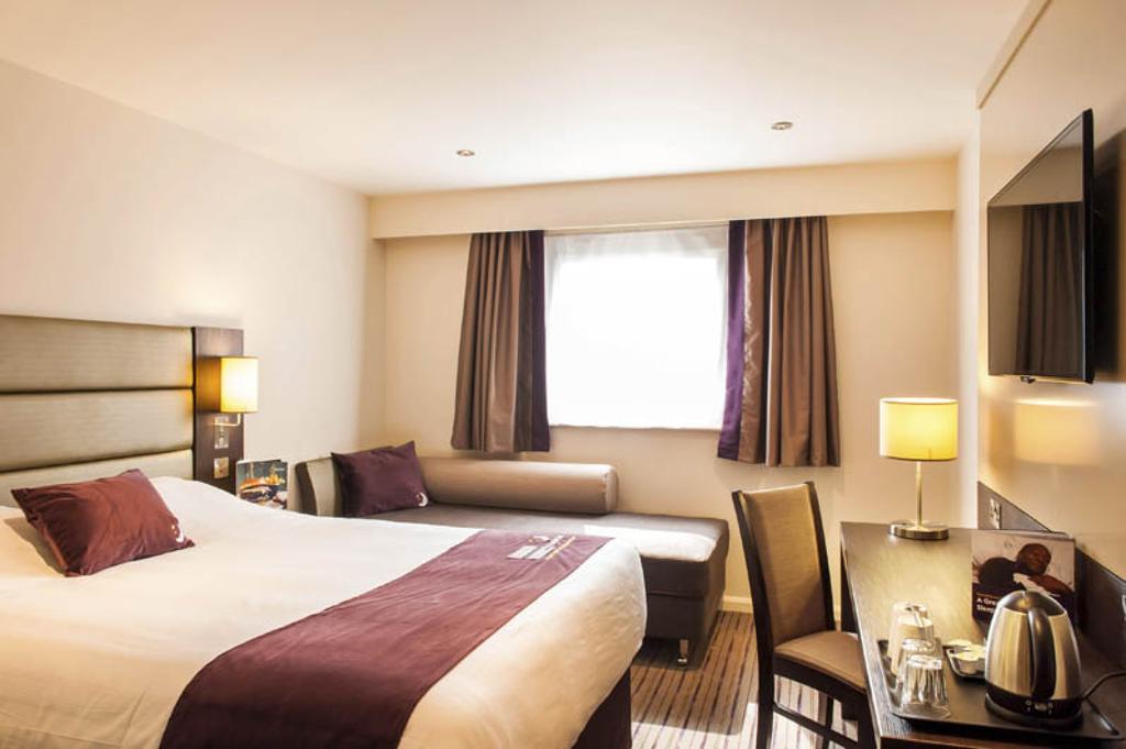 Premier Inn Basingstoke West Exterior photo
