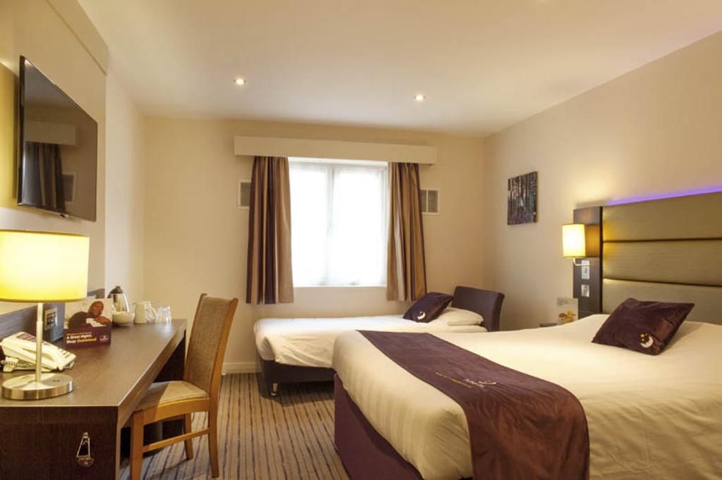 Premier Inn Basingstoke West Exterior photo