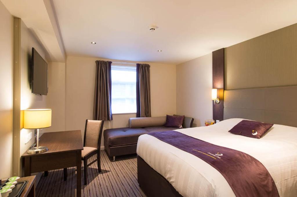 Premier Inn Basingstoke West Exterior photo