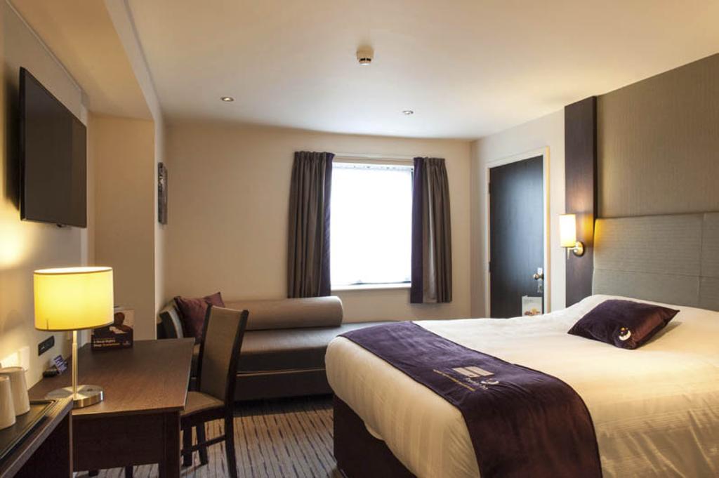 Premier Inn Basingstoke West Exterior photo
