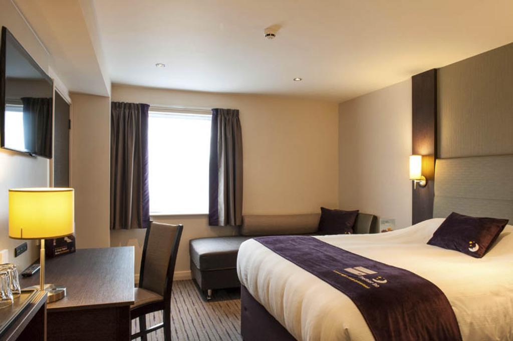 Premier Inn Basingstoke West Exterior photo