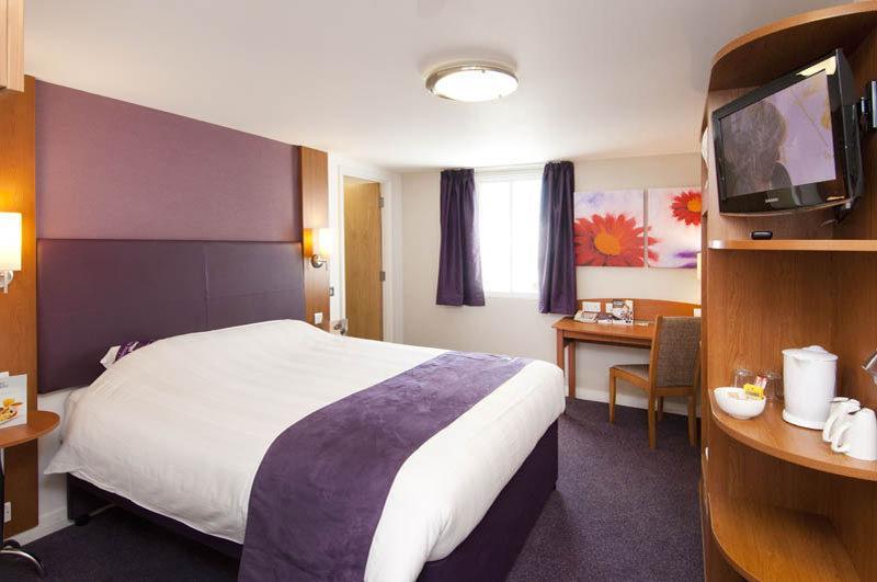 Premier Inn Basingstoke West Exterior photo